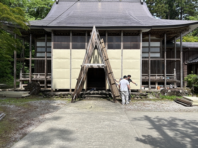 第３６３１回：お寺の冬囲いの取り外し