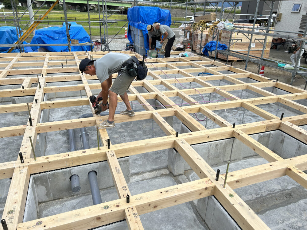 第３６７９回：『岩上の家』土台敷き