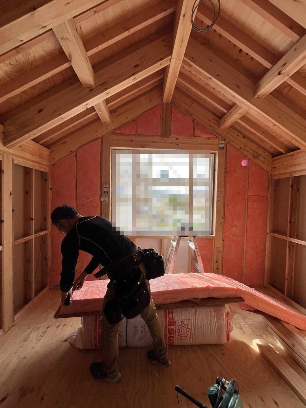 第３６９５回：『岩上の家』壁のグラスウール充填断熱工事