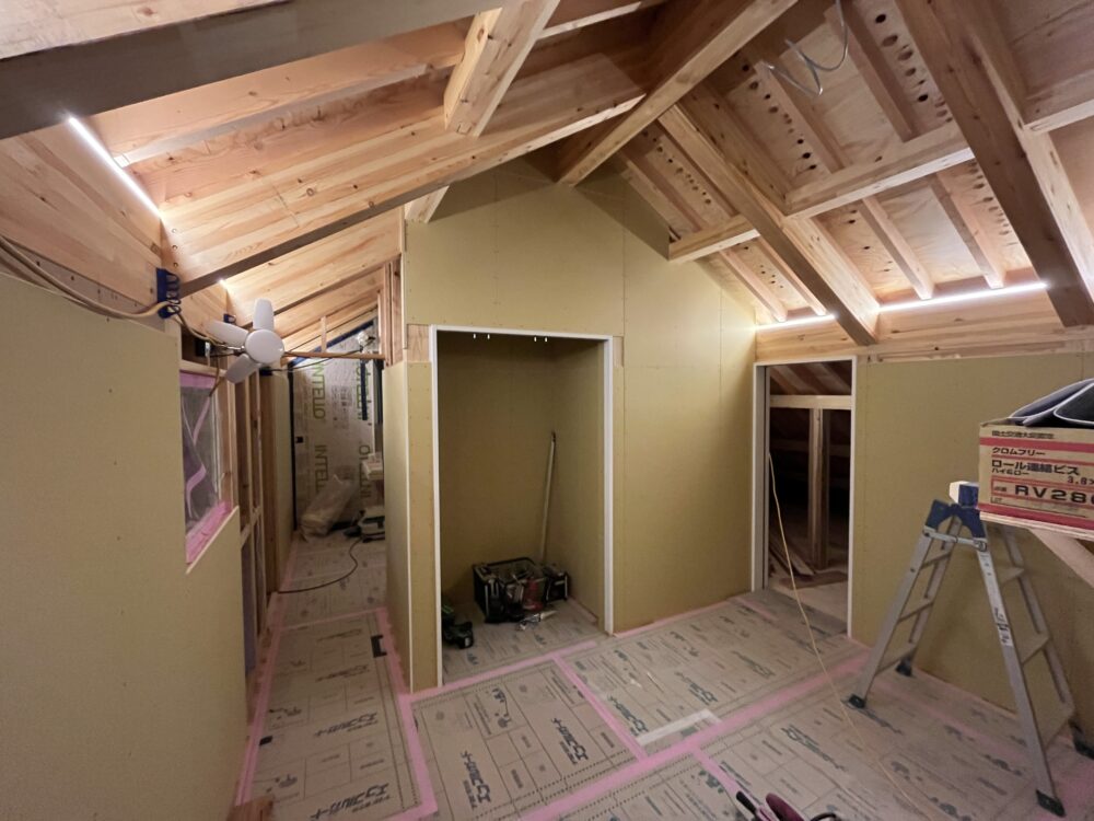 第３７０４回：小屋裏と一体になる空間と、眩しくない照明計画