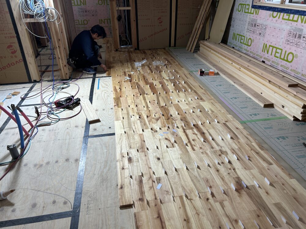 第３７０１回：『岩上の家』木の表情を楽しむ、無垢フローリングの施工